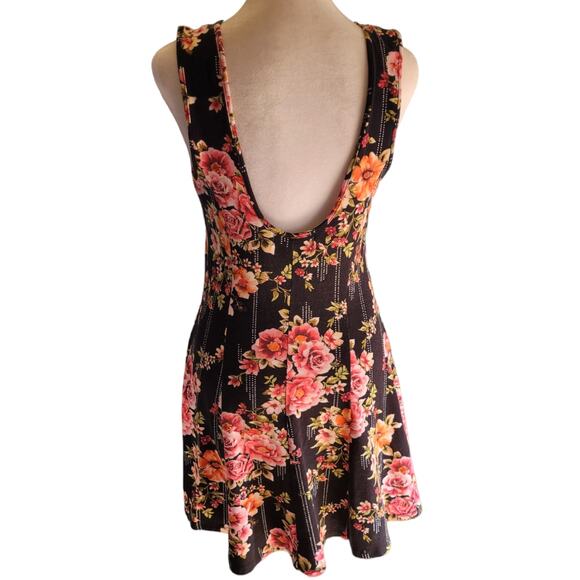 Forever 21 Dark Floral Fit & Flare Dress Sz Medium Roses Cute Skater Romantic - Picture 3 of 7